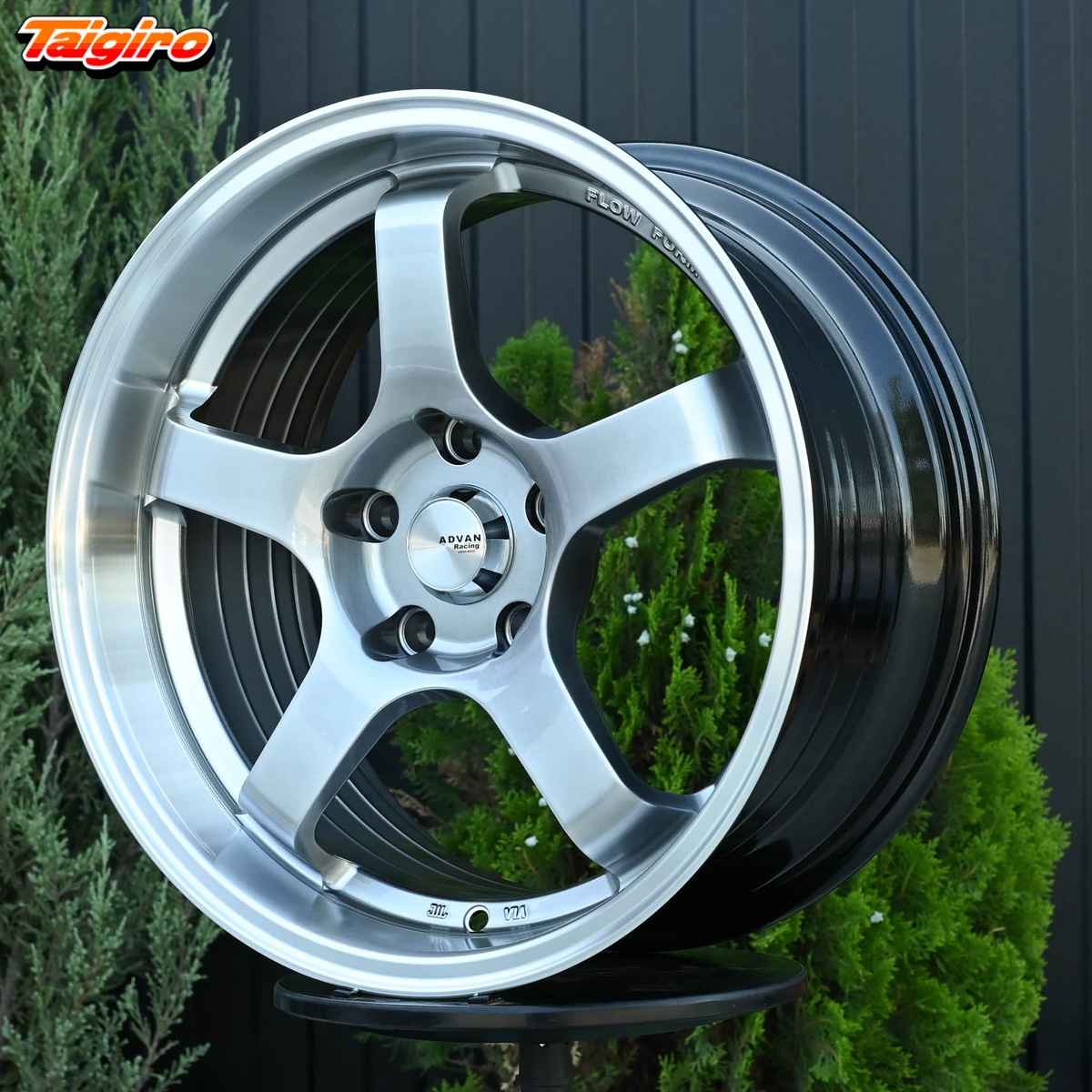 R17 Advan GT Стиль 8.5J ET33 5*114.3 Серебро